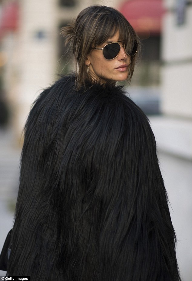 Alessandra Ambrosio rạng ngời tại tuần lễ thời trang Paris - 7
Tới Paris ngày 22/1, chân dài xinh đẹp diện áo khoác giá 1500 đô và đeo túi Chanel sành điệu