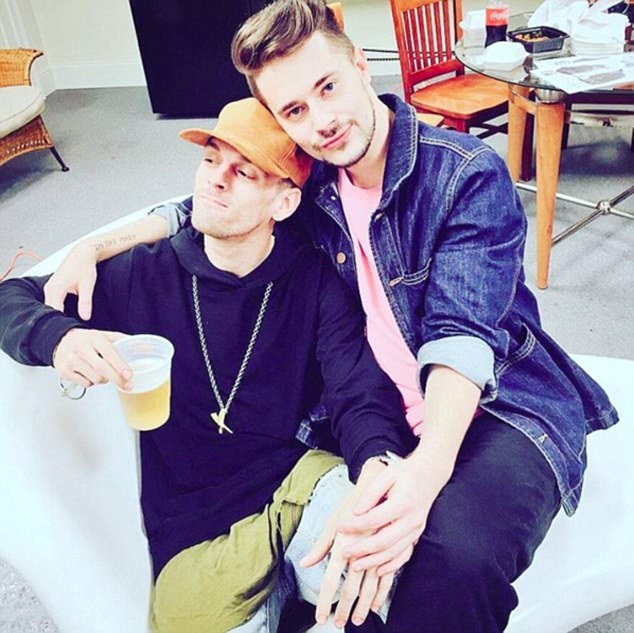 Aaron Carter chia tay bạn gái - 6
Aaron Carter mới đây gây sốc khi úp mở mình là người lưỡng tính, bi thu hút bởi cả nam và nữ. Anh từng khoe ảnh ngọt ngào với hot blogger Chris Crocker