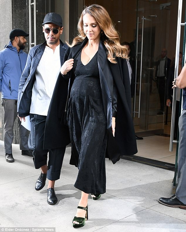 
Jessica Alba hài lòng với cuộc sống bình yên bên chồng, 2 con gái và chuẩn bị đón đứa con thứ 3.
