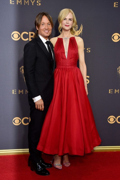 Nicole Kidman hôn bạn diễn trước mặt chồng - 7
Ca sỹ Keith Urban rất cưng chiều vợ, anh thường xuyên hộ tống Nicole Kidman tham gia các sự kiện.