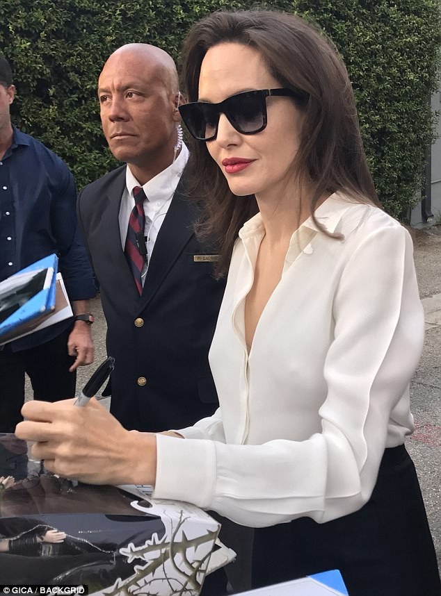 Angelina Jolie tất bật đi quảng bá phim - 7
Con trai nuôi của Jolie, Maddox hết lời khen mẹ mình là người hài hước, thú vị và hoàn hảo