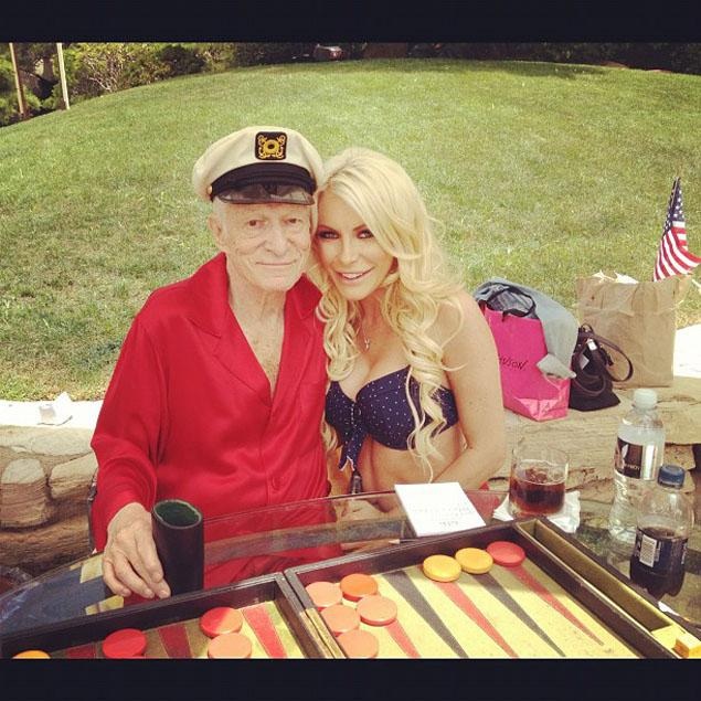 Vợ trẻ của Hugh Hefner lần đầu lên tiếng sau cái chết của chồng - 7
Chồng tôi là thần tượng của nước Mỹ. Tôi biết anh ấy yêu tôi nhiều như thế nào và tôi cũng yêu anh ấy rất nhiều. Tôi biết ơn những việc anh ấy đã làm cho tôi, anh ấy dạy tôi rất nhiều và chỉ dẫn tôi về cuộc sống. Tôi thấy thật may mắn vì đã được ở bên anh ấy, nắm tay và nói tôi yêu anh ấy nhiều ra sao... Hef đã thay đổi cuộc sống của tôi và anh ấy cứu cuộc sống của tôi, khiến tôi cảm giác được yêu mỗi ngày. Sẽ không bao giờ có Hugh thứ 2 trên cuộc đời... Một lần nữa, cảm ơn tất cả những lời thăm hỏi, động viên của mọi người.