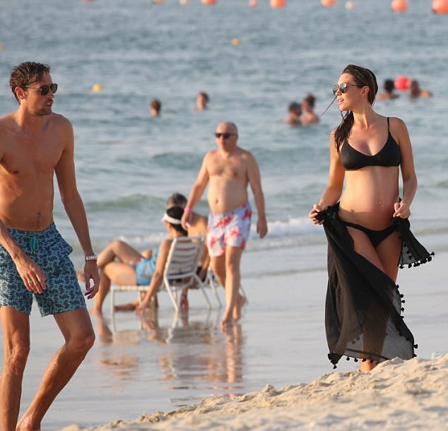 
Khi đượchỏi vì sao vóc dáng của côvẫn thanh mảnh, Abbey Clancy nói, đó 1 phần là do gen di truyền
