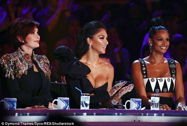 Nicole Scherzinger mặc hở bạo trên truyền hình - 7
Nicole Scherzinger ngồi giữa Alesha Dixon (phải) và Sharon Osbourne (trái)