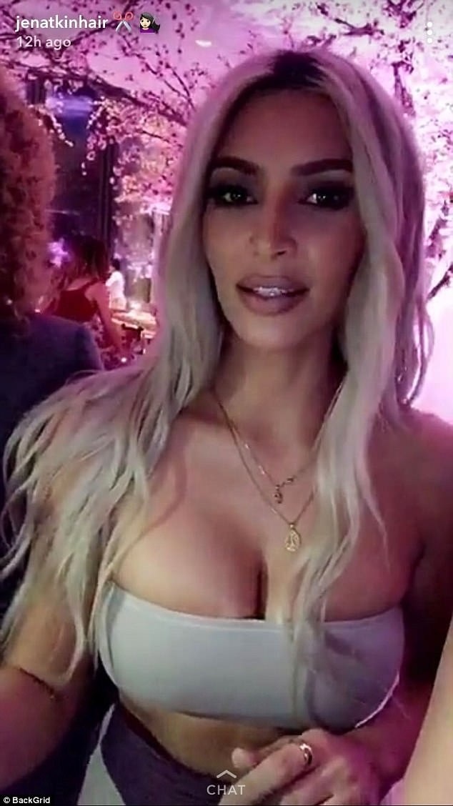 Kim Kardashian thất vọng về kế hoạch của người mang thai hộ - 7
Cô Kim tiết lộ đứa con thứ 3 của mình sẽ là 1 bé gái và con gái cô, North rất hào hứng để được gặp em. Người phụ nữ mang thai hộ cô Kim là người da màu, năm nay 27 tuổi, đã có 2 con trai với chồng.
