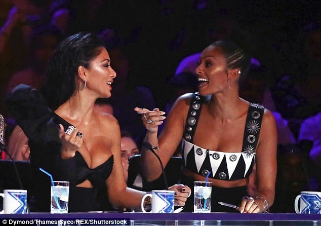 Nicole Scherzinger mặc hở bạo trên truyền hình - 8
2 Nữ giám khảo xinh đẹp say sưa trò chuyện trong khi cuộc thi diễn ra.