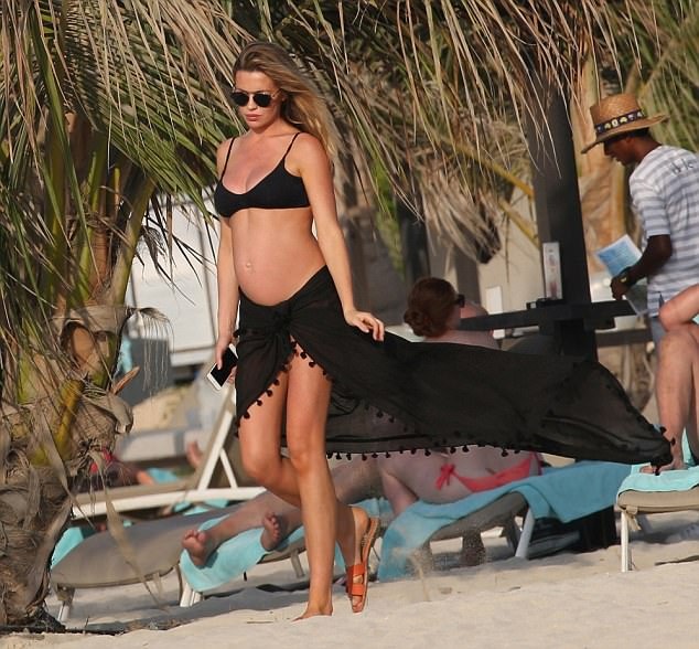 
Siêu mẫu Anh khẳng định cô không tập thể dục khi bầu bí và ăn rất nhiều để em bé trong bụng khỏe mạnh.
