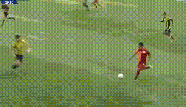 Vào bóng rợn người, cầu thủ lĩnh án… bất ngờ - 1