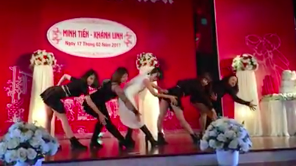 Cô dâu và bạn bè nhảy quyến rũ trong ngày cưới - 1 Cô dâu và bạn bè nhảy quyến rũ trong ngày cưới - 1