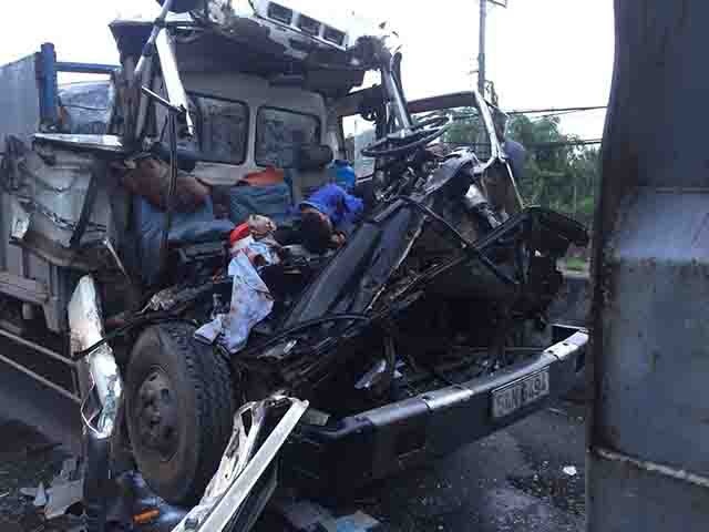 Tài xế và phụ xe tử vong trong ca bin xe tải - 1 Tài xế và phụ xe bị chết kẹt trong cabin