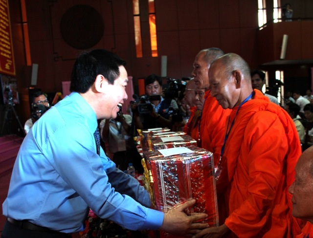 Phó Thủ tướng đón Tết Chol Chnam Thmay cùng đồng bào Khmer - 3
Phó Thủ tướng tặng quà các chư tăng, sư sãi. (Ảnh: Cao Xuân Lương)