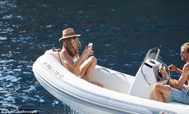 Vợ tuyển thủ Anh khoe bụng bầu lần 3 - 8
Abbey Clancy luôn giữ được phom dáng thanh mảnh khi bầu bí, cô không bao giờ tăng cân nhiều nên lấy lại dáng khá nhanh