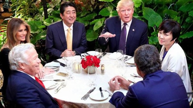 Những vui buồn của các lãnh đạo thế giới năm 2017 (phần 2) - 3 Tổng thống Donald Trump và Thủ tướng Shinzo Abe dự tiệc cùng hai phu nhân và một số quan chức tại Florida, Mỹ hồi tháng 2 (Ảnh: Getty)