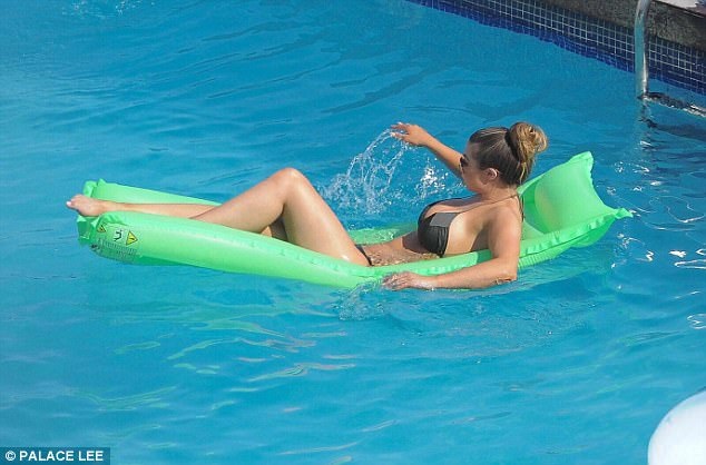 Người đẹp Anh khoe thân hình dao kéo - 6
Abi Clarke nói sau khi phẫu thuật thẩm mỹ cô phải tập luyện thể dục chăm chỉ để giữ dáng
