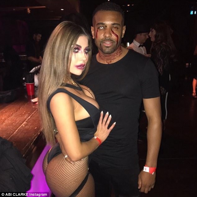 Người đẹp Anh bốc lửa đón Halloween - 6
Tuy nhiên phía Floyd Mayweather phủ nhận thông tin này và khẳng định võ sỹ siêu giàu này chưa bao giờ hẹn hò với Abi Clarke