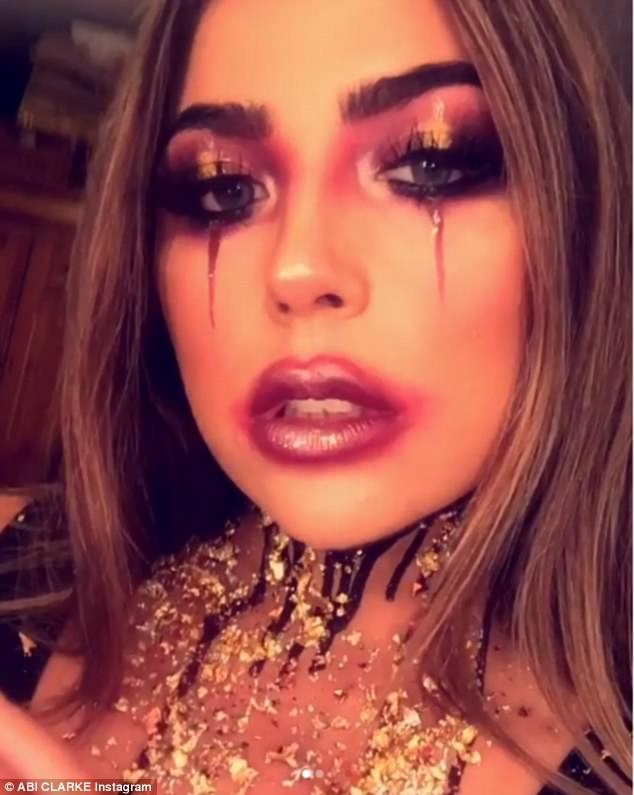 Người đẹp Anh bốc lửa đón Halloween - 7
Ai cũng có thể chụp hình cùng Floyd và nói là hẹn hò cùng anh ấy trong khi cô nàng này có thể là chỉ muốn trục lợi từ danh tiếng của Floyd mà thôi, phía võ sỹ quyền anh nổi tiếng cho biết