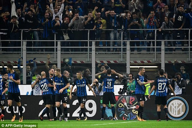 
Cảm xúc vỡ hòa khi Icardi ấn định chiến thắng 3-2 cho Inter ở phút 90...
