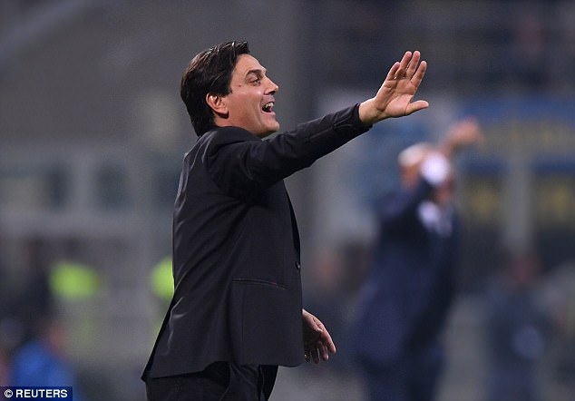 
HLV Montella của AC Milan đứng ngồi không yên trong suốt trận đấu
