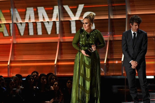 Những “sao” mặc đẹp nhất tại lễ trao giải Grammy - 5
Adele tinh tế trong bộ váy xanh rêu của Givenchy
