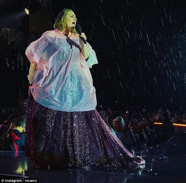 Adele mặc áo mưa hát ở sân vận động - 1
Adele biểu diễn tại Auckland, New Zealand ngày 26/3 vừa qua. 40 nghìn khán giả đã tới xem buổi diễn của họa my nước Anh