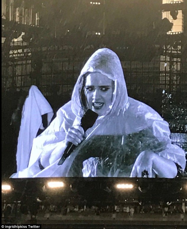 Adele mặc áo mưa hát ở sân vận động - 2
Thời tiết Auckland mùa này đỏng đảnh và Adele đã phải mặc áo mưa để hát