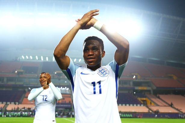 Lookman không ít lần xuất hiện trong đội hình Everton mùa giải vừa qua. Do từng tôi luyện ở môi trường bóng đá đỉnh cao như Premier League nên tiền đạo này “dễ dàng” tỏa sáng ở sân chơi của lứa U20. Dù có thể hình nhỏ con nhưng Lookman có khả năng rê bóng và dứt điểm cực tốt.