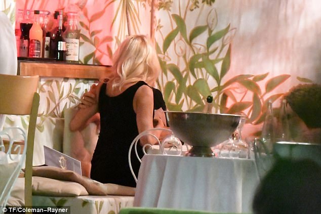 Pamela Anderson tình tứ bên cầu thủ bóng đá kém 18 tuổi - 2
Nữ diễn viên 50 tuổi và bạn trai 32 tuổi trông rất tình tứ khi ngồi sát bên nhau trong 1 quán ăn sang trọng tại Pháp