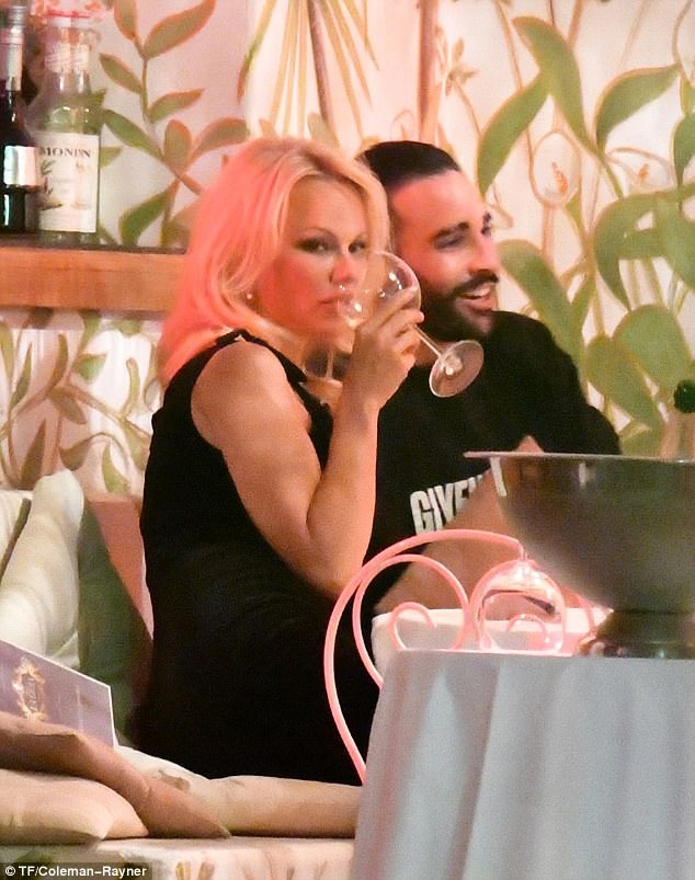 Pamela Anderson tình tứ bên cầu thủ bóng đá kém 18 tuổi - 3
Pamela Anderson chưa lên tiếng về chuyện tình cảm với cầu thủ bóng đá điển trai này dù 2 người ở bên nhau suốt vài tuần gần đây