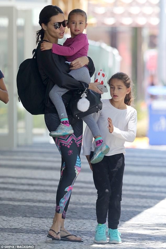 Adriana Lima và hình ảnh hiếm hoi bên 2 con gái - 2
Adriana Lima và lần hiếm hoi xuất hiện bên 2 con gái Valentina, 8 tuổi và Sienna, 5 tuổi