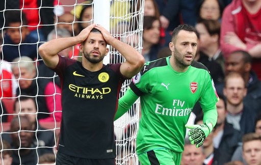 Chelsea - Man City: Đại chiến màu xanh - 2 
Aguero (trái) thi đấu không hiệu quả trong trận đấu gặp Arsenal vừa qua