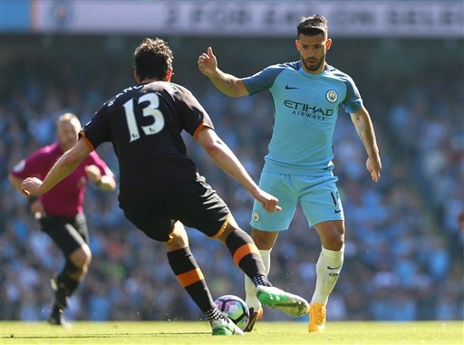 
Ranocchia (trái) ngăn chặn tình huống đi bóng của Aguero (phải)
