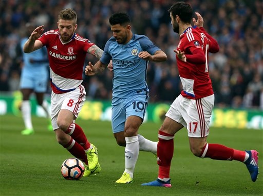 
Aguero (giữa) trong vòng vây của các cầu thủ Middlesbrough ở lượt đi
