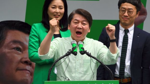 Hàn Quốc bầu tổng thống thay thế bà Park Geun-hye bị phế truất - 3
Ứng viên Ahn Cheol-soo (Ảnh: AFP)