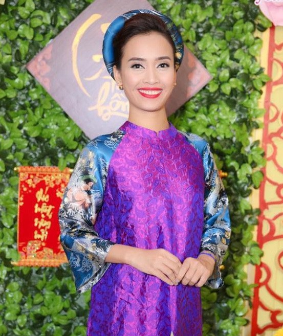 Sao Việt gửi lời chúc năm mới tới độc giả Dân trí - 6 Ca sĩ Ái Phương gửi đến quý độc giả Dân trí lời chúc mừng năm mới an khang, hạnh phúc bên gia đình, bạn bè và người thân. Mong rằng trên con đường nghệ thuật Phương sẽ luôn nhận được nhiều sự yêu thương của quý khán giả.