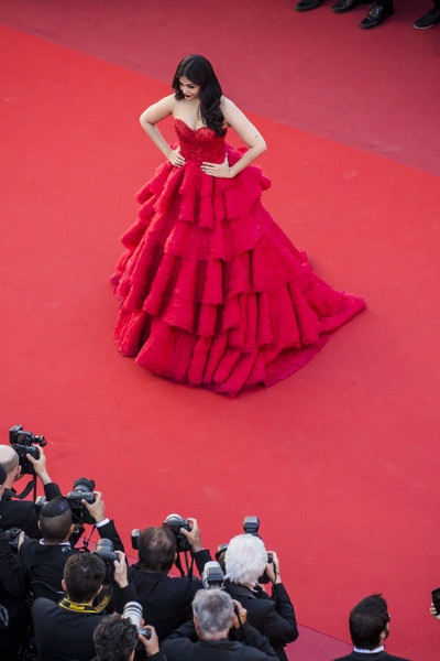 2 ngày làm công chúa của cựu hoa hậu thế giới - 1
Cựu hoa hậu thế giới Aishwarya Rai dự LHP Cannes ngày 20/5 vừa qua