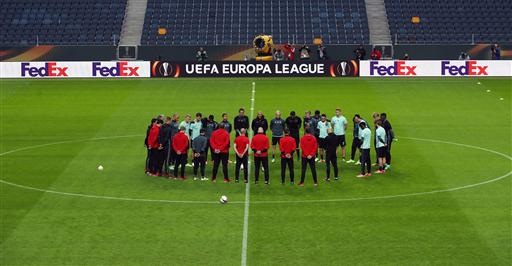 Ajax ra sức tập luyện, MU chỉ đi dạo ở Friends Arena - 1
Các cầu thủ Ajax tập trung ở Friends Arena (ngày 23.5) để chuẩn bị buổi tập làm quen với sân đấu này nhằm chuẩn bị cho trận chung kết Europa League vào 24.5 (theo giờ châu Âu)