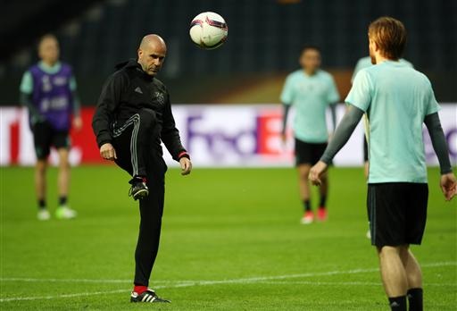 Ajax ra sức tập luyện, MU chỉ đi dạo ở Friends Arena - 2
Tiền vệ Davy Klaassen (phải) trên sân tập cùng với một trợ lý huấn luyện viên của Ajax