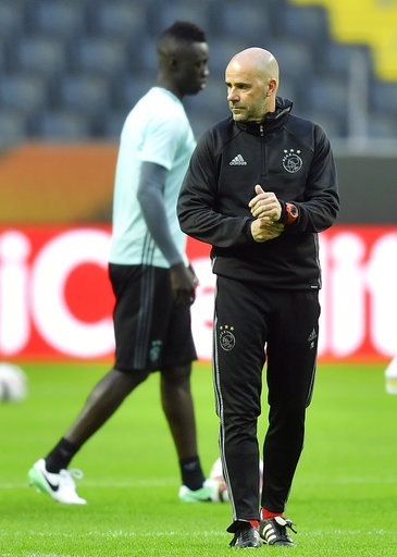 Ajax ra sức tập luyện, MU chỉ đi dạo ở Friends Arena - 4
HLV Peter Bosz, người mang phong cách tấn công hoa mỹ đến cho Ajax, trái ngược lối chơi đầy chất thực dụng của Mourinho