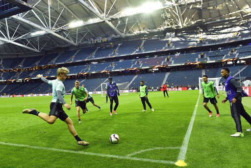Ajax ra sức tập luyện, MU chỉ đi dạo ở Friends Arena - 6
Kasper Dolberg (trái) chuẩn bi thực hiện một cú tạt bóng vào trong để cho đồng đội đánh đầu