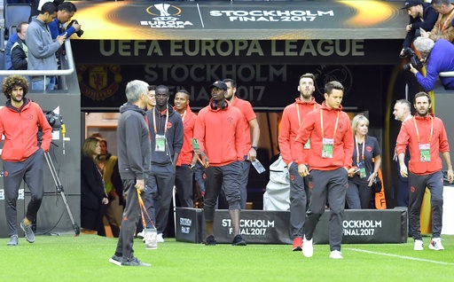 Ajax ra sức tập luyện, MU chỉ đi dạo ở Friends Arena - 8
Mourinho đợi các học trò tiến ra Friend Arena. Phần lớn đội hình của MU đã được nghỉ ngơi trọn một tuần để chuẩn bị cho trận đấu cuối cùng này