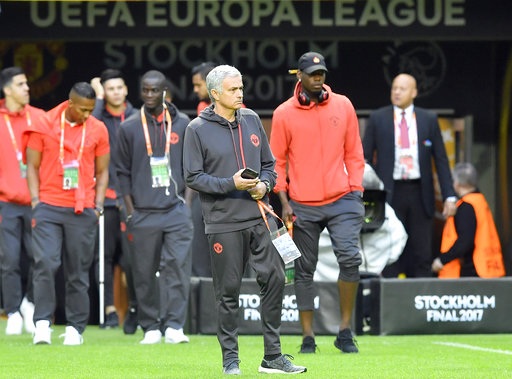 Ajax ra sức tập luyện, MU chỉ đi dạo ở Friends Arena - 9
Đi ngay sau Mourinho là Pogba. Tiền vệ người Pháp đã nghỉ hai trận do cha anh qua đời và đã trở lại thi đấu vào cuối tuần qua, anh chơi 45 phút trong trận đấu cuối cùng của Premier League trước Crystal Palace