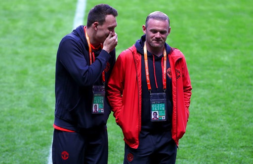 Ajax ra sức tập luyện, MU chỉ đi dạo ở Friends Arena - 16
Phil Jones (trái) nói chuyện với Rooney (phải)