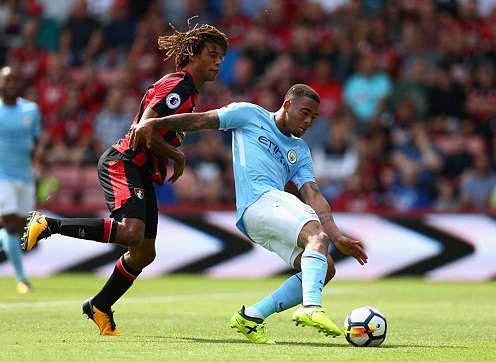 Bournemouth 1-2 Man City: Chiến thắng ở phút bù giờ - 7
Ake (trái, Bournemouth) theo kèm tiền đạo Jesus (phải, Man City)