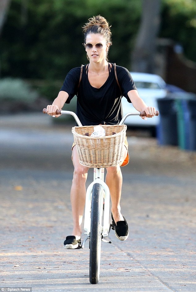 Dáng vóc đáng ngưỡng mộ của siêu mẫu "hai con" Alessandra Ambrosio - 12
Bà mẹ nổi tiếng tranh thủ đạp xe dạo phố cùng con trai cưng.