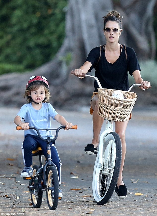 Dáng vóc đáng ngưỡng mộ của siêu mẫu "hai con" Alessandra Ambrosio - 11 Dáng vóc đáng ngưỡng mộ của siêu mẫu "hai con" Alessandra Ambrosio - 11