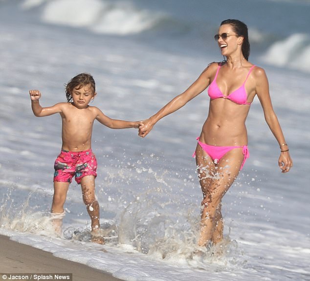 Dáng vóc đáng ngưỡng mộ của siêu mẫu "hai con" Alessandra Ambrosio - 4
Siêu mẫu khoe thân hình săn chắc, không gợn mỡ nhờ chế độ tập luyện nghiêm túc và ăn uống khoa học.