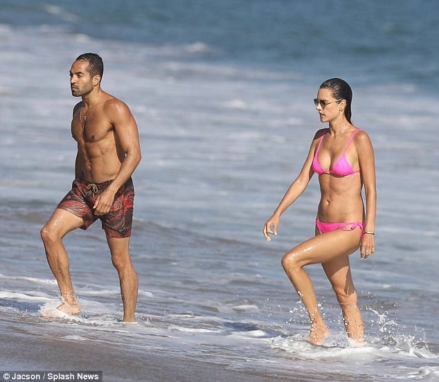 Dáng vóc đáng ngưỡng mộ của siêu mẫu "hai con" Alessandra Ambrosio - 5 Dáng vóc đáng ngưỡng mộ của siêu mẫu "hai con" Alessandra Ambrosio - 5