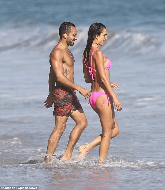 Dáng vóc đáng ngưỡng mộ của siêu mẫu "hai con" Alessandra Ambrosio - 6
Alessandra Ambrosio trò chuyện cùng một người bạn khác giới trên bãi biển. Cô tranh thủ những ngày nghỉ để đưa con đi chơi.