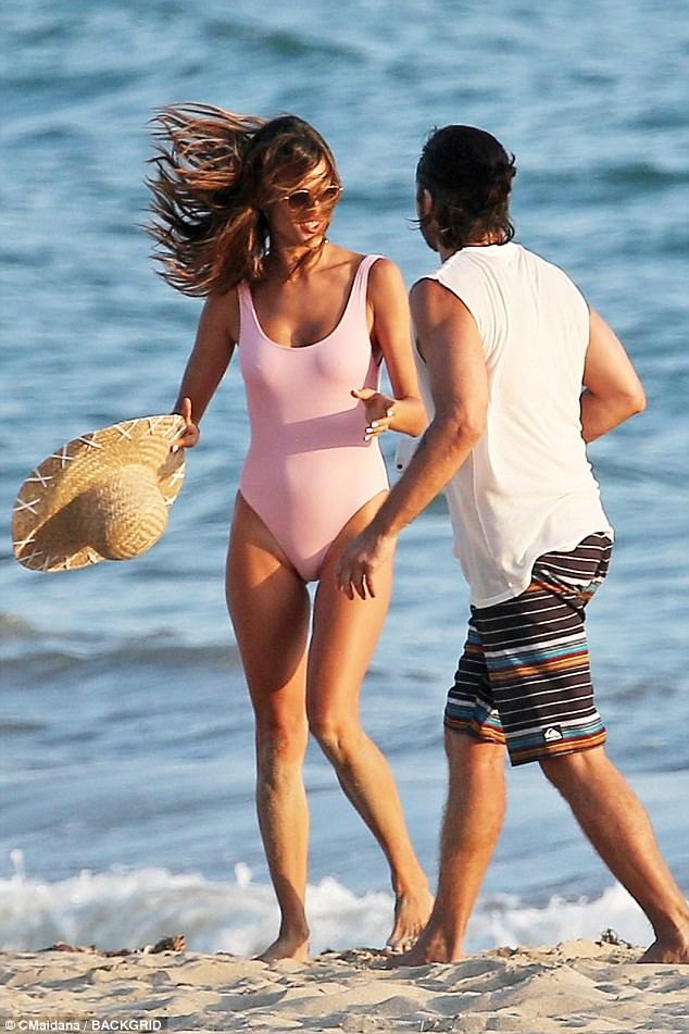 Siêu mẫu 2 con hút hồn trên biển - 3
Mùa hè này, Alessandra Ambrosio có mặt trên các bãi biển đẹp nhất hành tinh