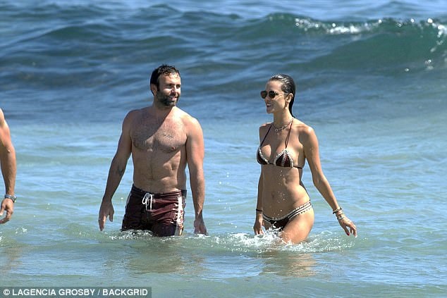 Alessandra Ambrosio khoe dáng bốc lửa - 3
Chân dài 36 tuổi bên bạn trai lâu năm - Jamie Mazur - bố của 2 con cô